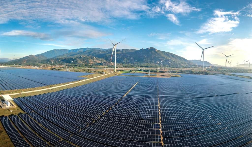 China Emissions Near Peak as Clean Energy&nbsp;Surges